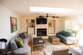 Beach Blossom - Bright, Updated Unit with Hot Tub on Patio